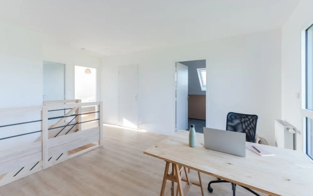 Pretty new House With Small sea View