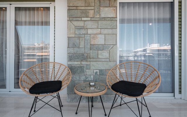 Luxury Apartment near Floisvos Marina