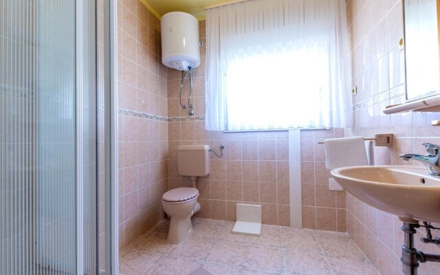 Nice Apartment in Duce With Wifi and 1 Bedrooms