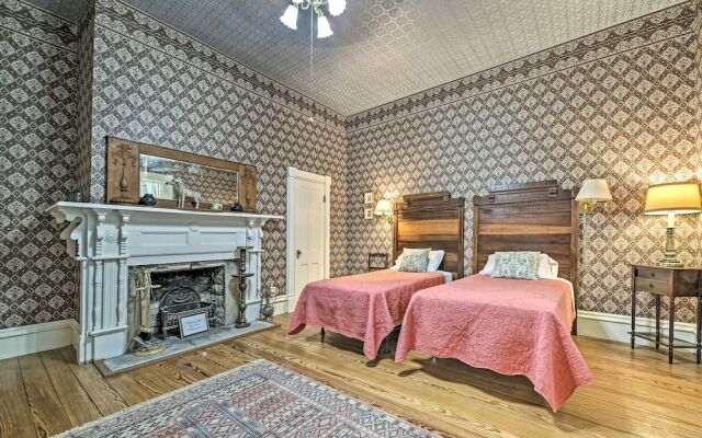 The Lilly House: Historic Glen Rose Home w/ Porch!