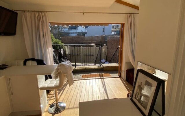 Luxury 2 bed Apartment With sw Facing Terrace