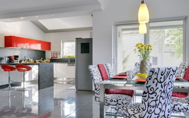 Modern Villa in Pula With Pool and Parking
