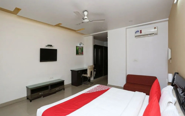 OYO 13564 Near Prem Mandir