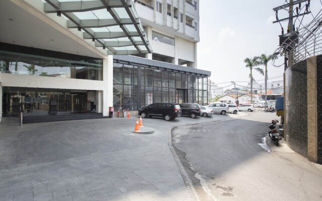 RedDoorz Apartment near Grand City Mall