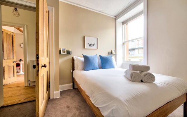 Cool St Stephen Street Apartment: Prime New Town Location