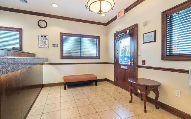 HomeTowne Studios By Red Roof Gainesville, GA