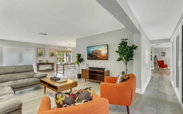 Watersedge - Private & Sanitized, Self Check-in. Perfect for Social Distancing & Working From Home. Private Pool, Pet Friendly. Super-host Support