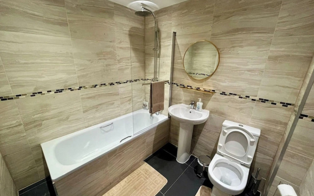 Spacious 4-bed House - Sleeps 11, Garden & Parking