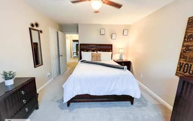 4 - Bed home, w/ Cali King Bed - 12 mins. to DTWN