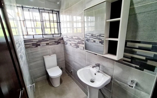 Charming, Quiet & Cozy - Close to Highway,parking