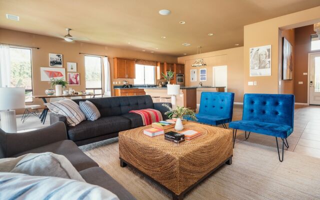 Whispering Palms by AvantStay | WALK TO COACHELLA | Pool & Hot Tub | Sleeps 16!