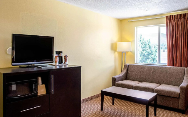 Rodeway Inn & Suites