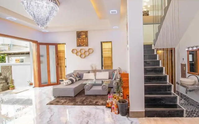 Central Modern Private Villa by La San