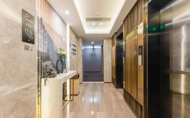 Elong Hotel Shanghai Pudong Jinqiao LaLaport。