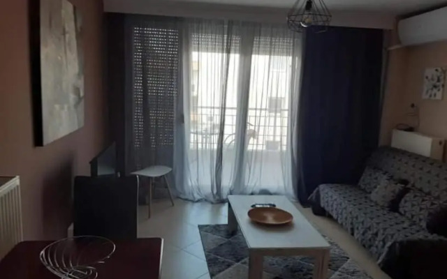 Εclectic Apartment 8fr (free parking)