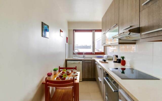 Spacious Apartment Near Exhibition Park