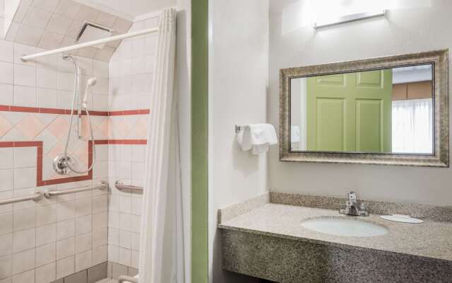 Super 8 by Wyndham Bangor