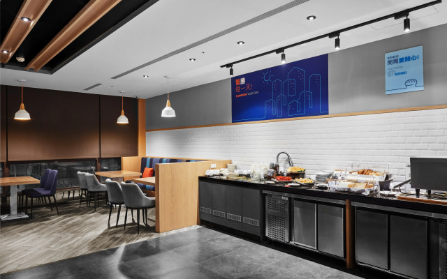 Holiday Inn Express Kaohsiung Love River by IHG