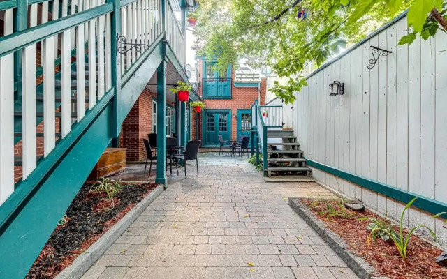 Gorgeous 3 Bedroom 2-floor Old Townhouse