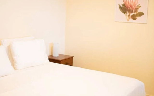 Stunning 2 Bed CBD Apartment 110m2 Two Carparks!