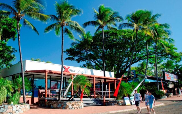 Base Airlie Beach Resort - Hostel