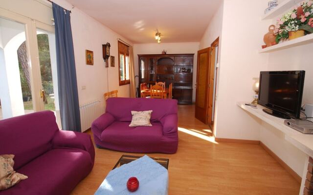 Peaceful Villa in Canyelles with Swimming Pool