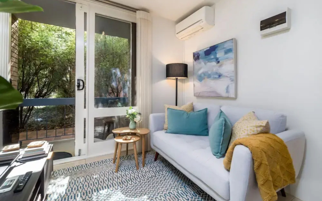 Cosy and Convenient Leafy Apartment