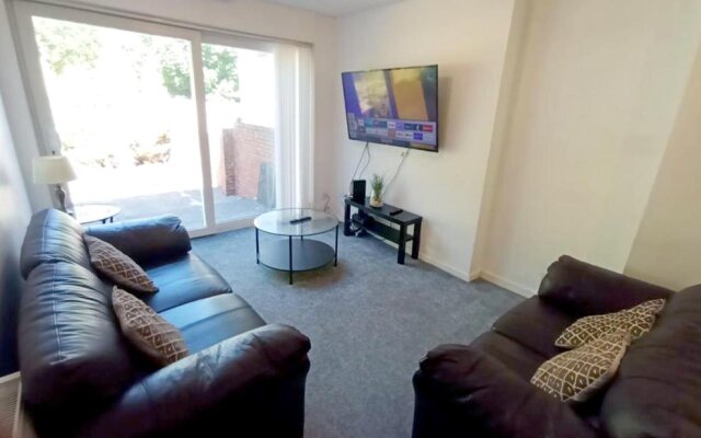 Cozy 4 Bedroom House in Smethwick with 4 bathrooms perfect for contractors and families