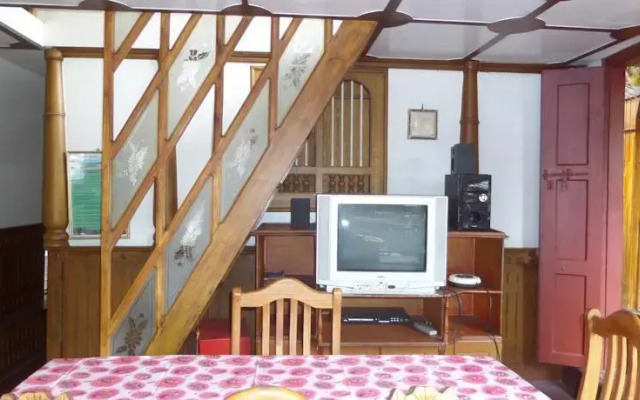 Wisperingwater Houseboat