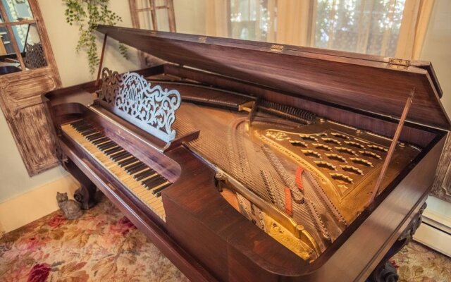 Silver Heart Inn and Cottages