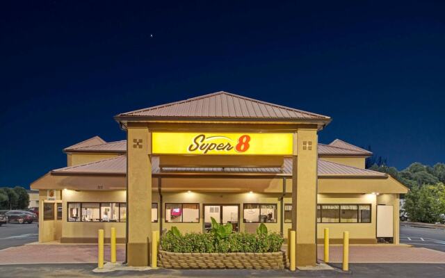 Super 8 Suwanee