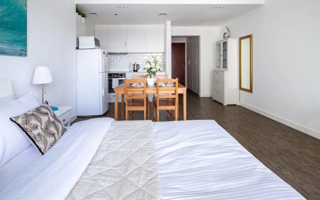 Rustic And Vibrant Studio Apartment In Downtown Dubai