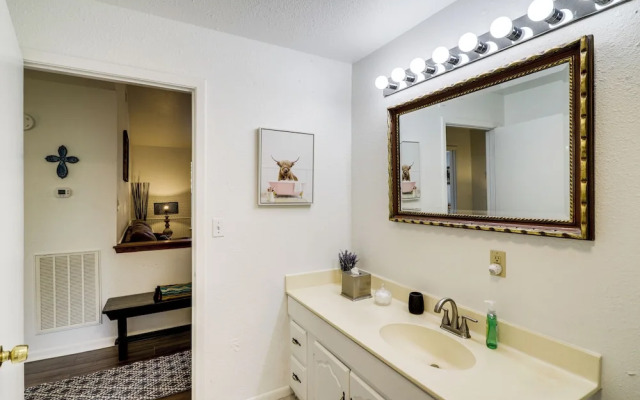 Wine Tours & Antiquing: Townhome Near Dtwn Brenham