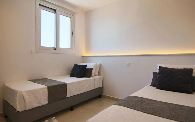 Phaedrus Living: Seaside Executive Flat Harbour 203