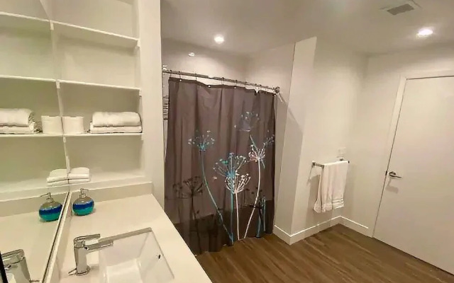 Stylish 1BR Family Apartment by Dtla