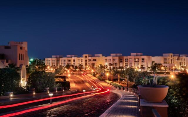 Exotic 1BDR w Outdoor Terrace Pool & Beach Access