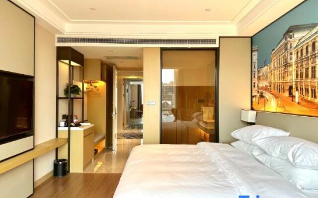 Vienna International Hotel (Yinzhu Metro Station, West Coast, Qingdao)