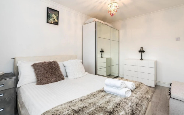 NEW Sleek Light Filled 2 Bedroom Flat With Garden