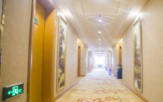 Vienna International Hotel Xinyang Yangshan New District Branch