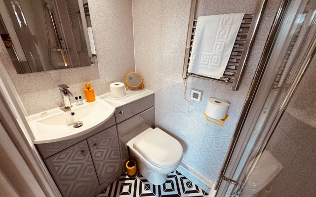 Luxury Adult-only 2-bedroom Bungalow With Hot Tub