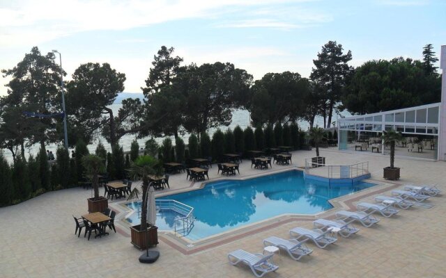 Lake Li̇fe Hotel