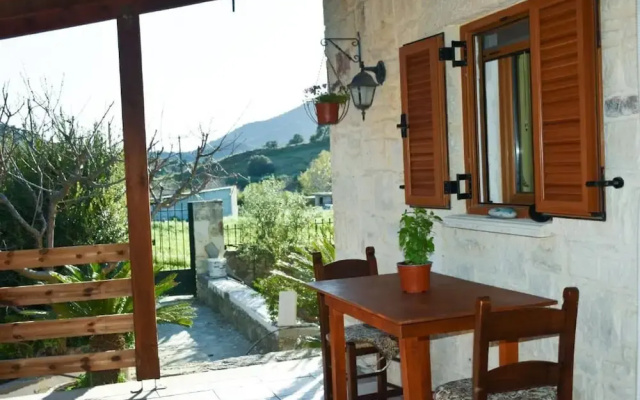 Zaros Traditional House - Private Hot Tub Retreat