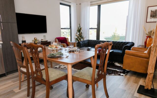 HOLT - Modern, Newly Renovated 2BR in Willits Town Center