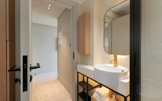 Business Bay Chic Studio w Pool Gym