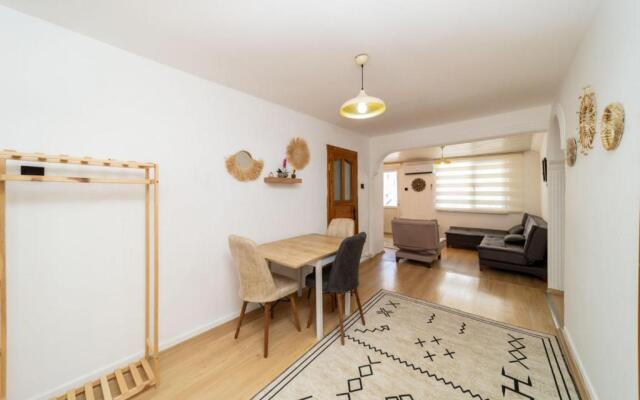 Central Flat With Balcony and Terrace in Muratpasa