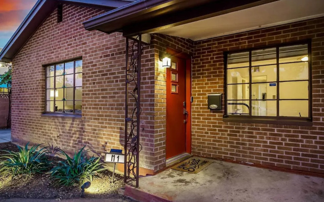 Sun-lit Phoenix Gem: Backyard Entertainment Patio!