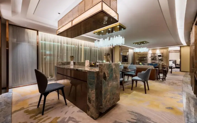 Auto City Ruili Hotel