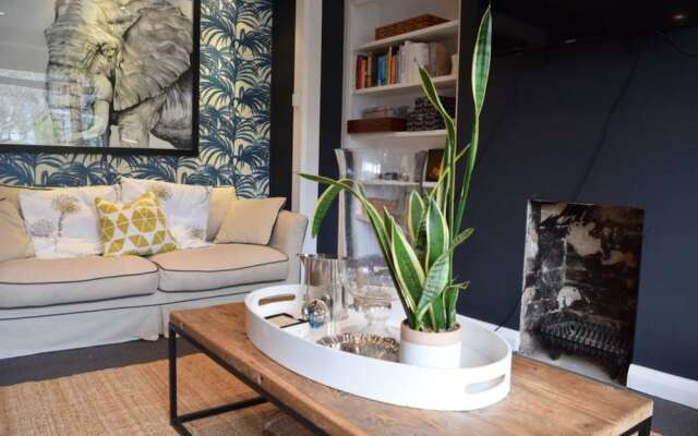 Stylish Flat Just Outside Central London