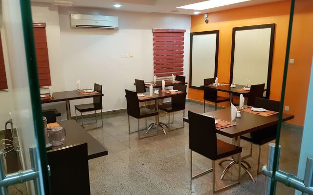 Axor Hotel &Suites