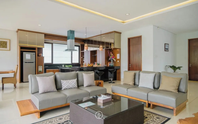 Mentari Hill View 8 BR heated pool and movie room